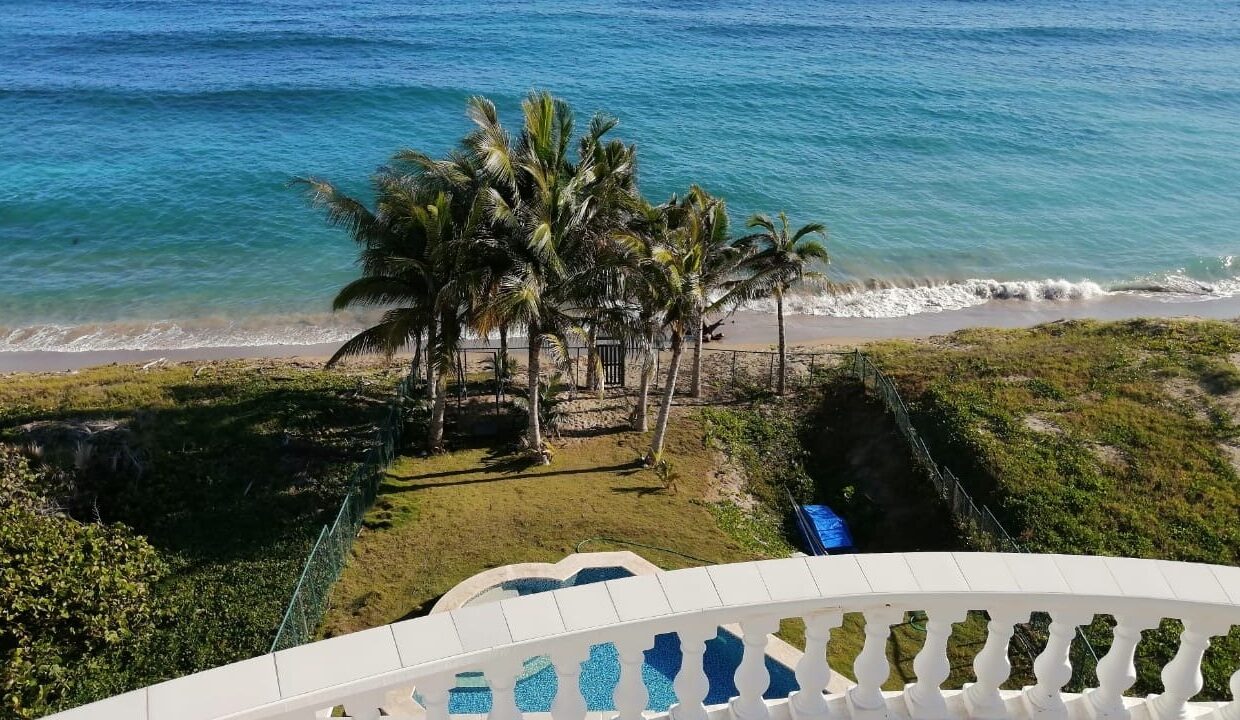 Oceanfront Villa with а pool