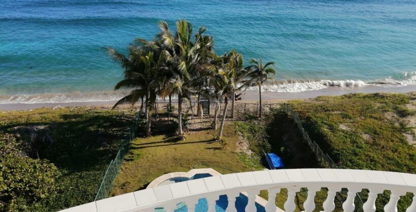 Oceanfront Villa with а pool