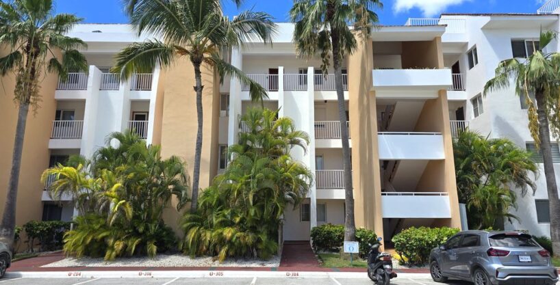 For rent Elegant condo on the private beach