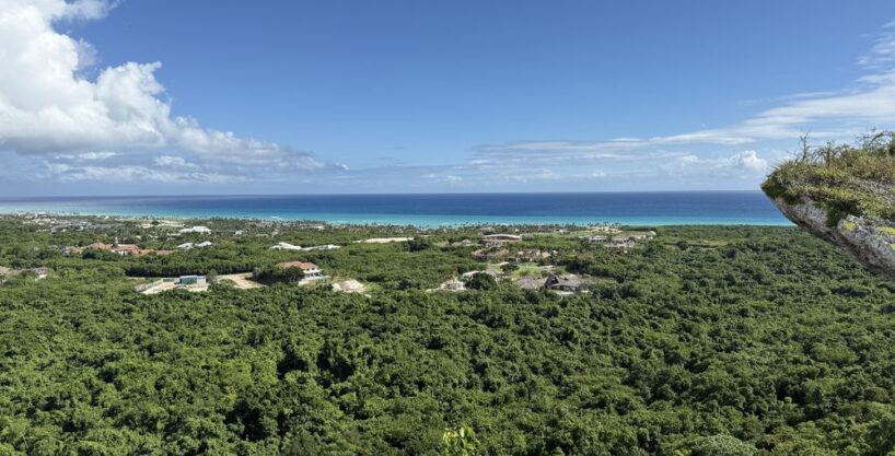 This 12,808 m² plot on Farallon Hill in Cap Cana offers the perfect opportunity to create your dream estate